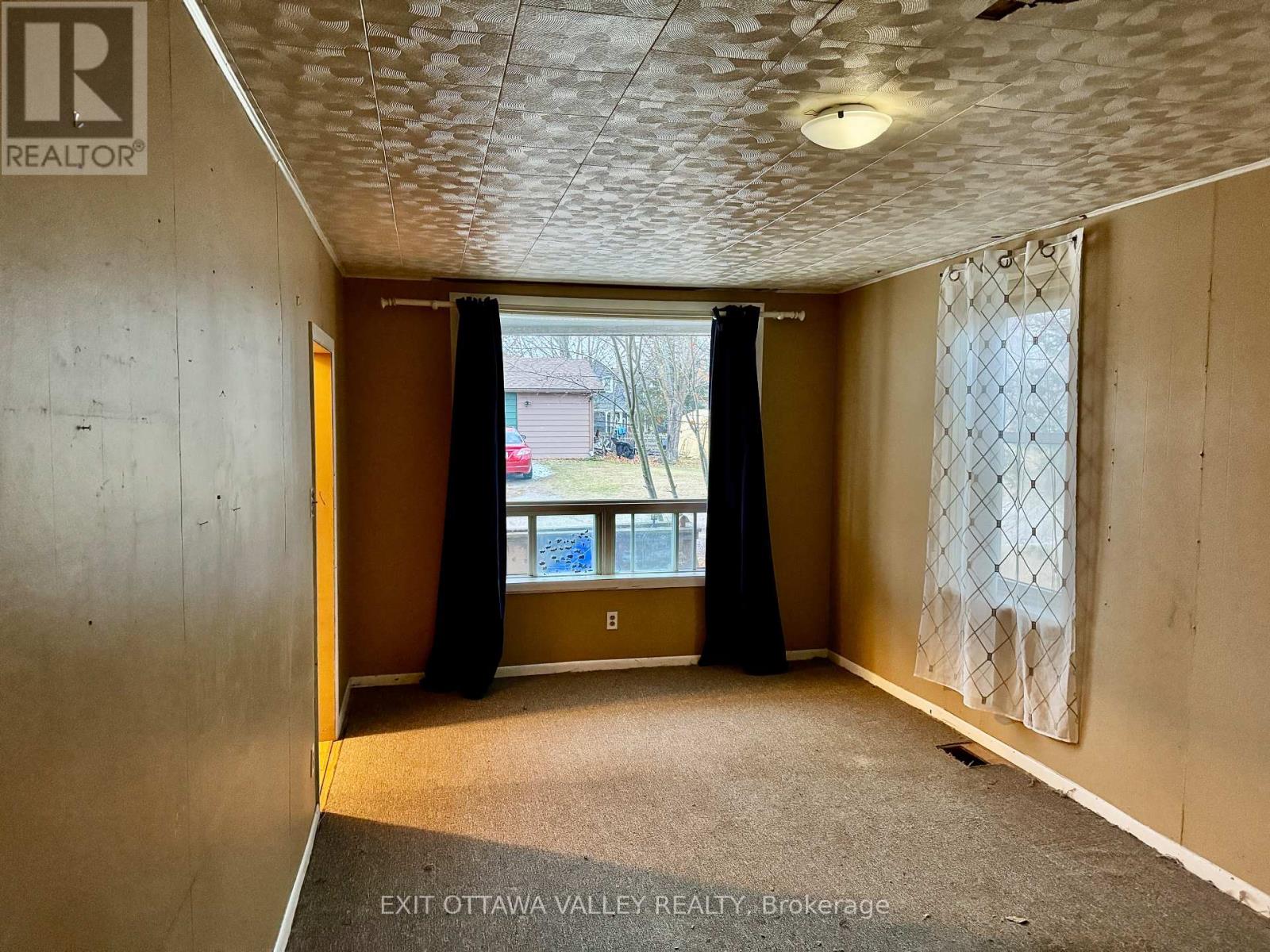 13 Grace Street, Whitewater Region, Ontario K0J 2L0 - Photo 16 - X12576762