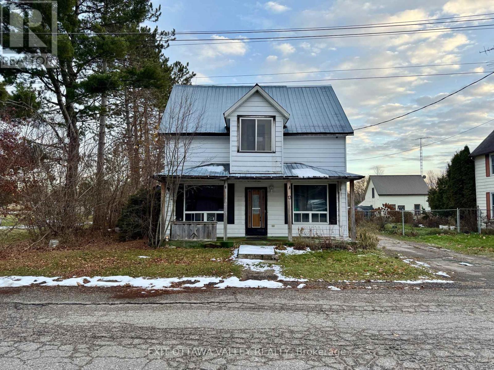 13 Grace Street, Whitewater Region, Ontario K0J 2L0 - Photo 3 - X12576762