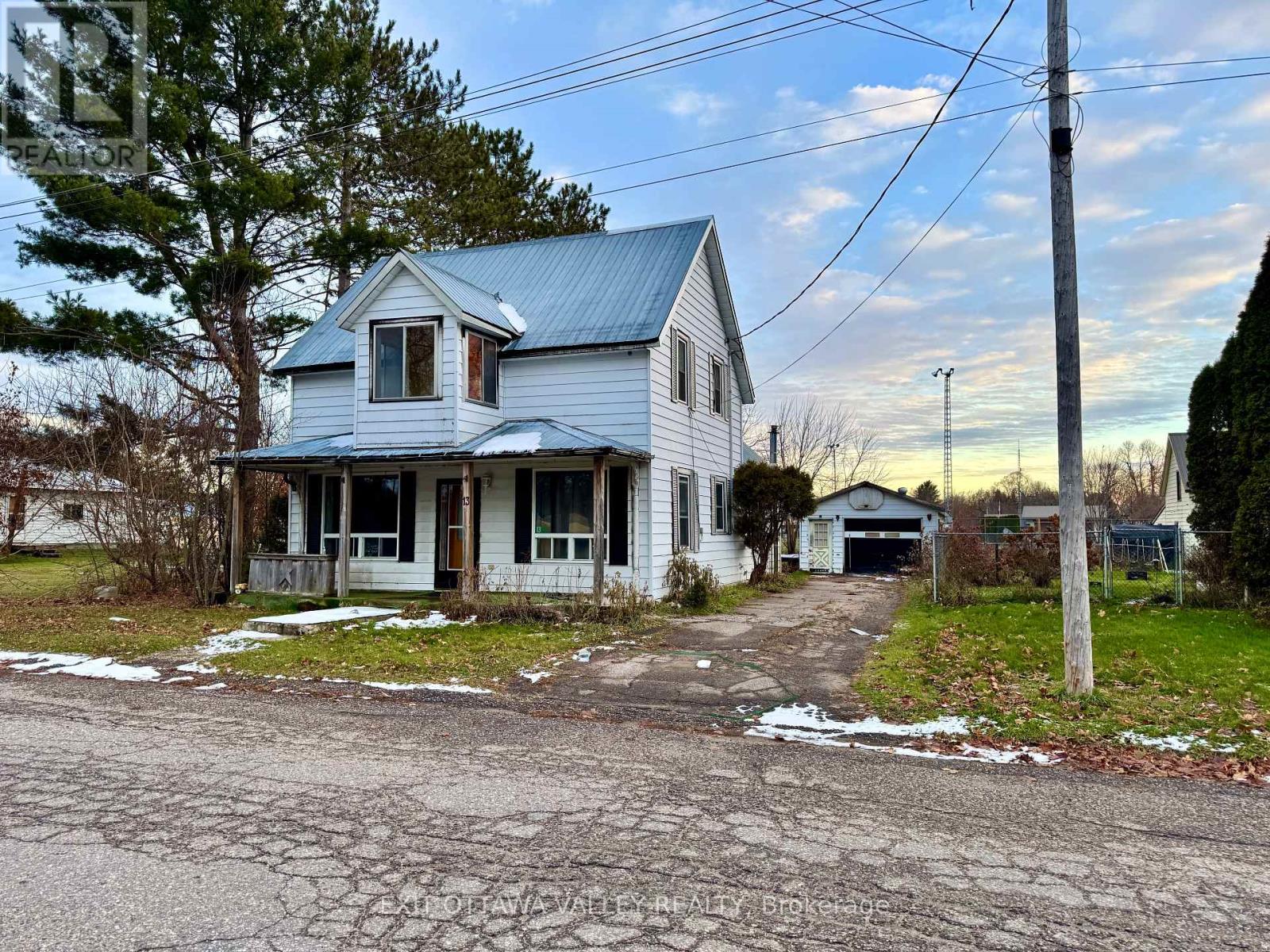 13 Grace Street, Whitewater Region, Ontario K0J 2L0 - Photo 4 - X12576762