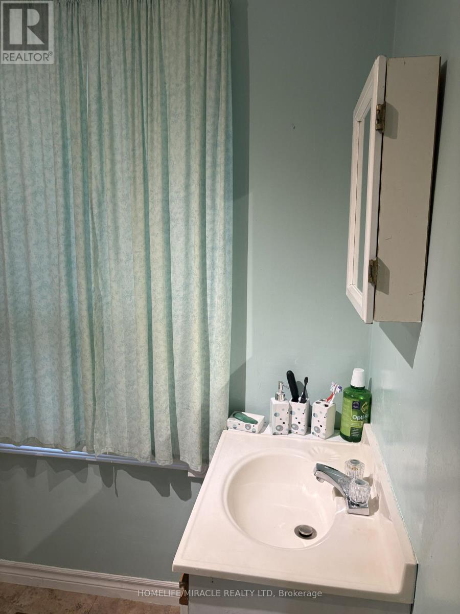 2 Della Street, Georgina, Ontario  L0E 1R0 - Photo 7 - N12591804