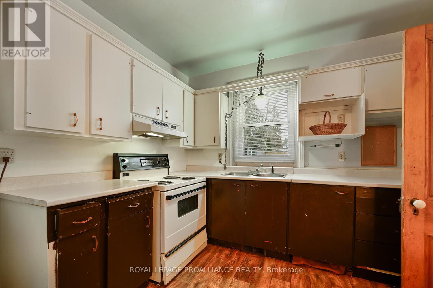 56 North Augusta Road, Brockville, Ontario K6V 2X6 - Photo 11 - X12591758