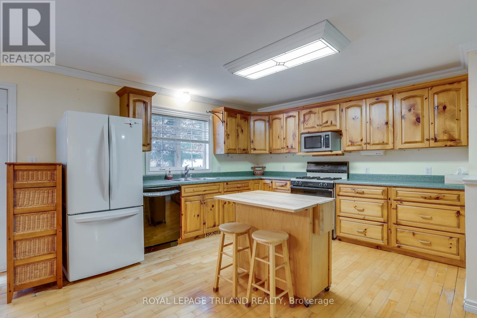 9909 Northville Crescent, Lambton Shores, Ontario N0M 2N0 - Photo 9 - X12556264