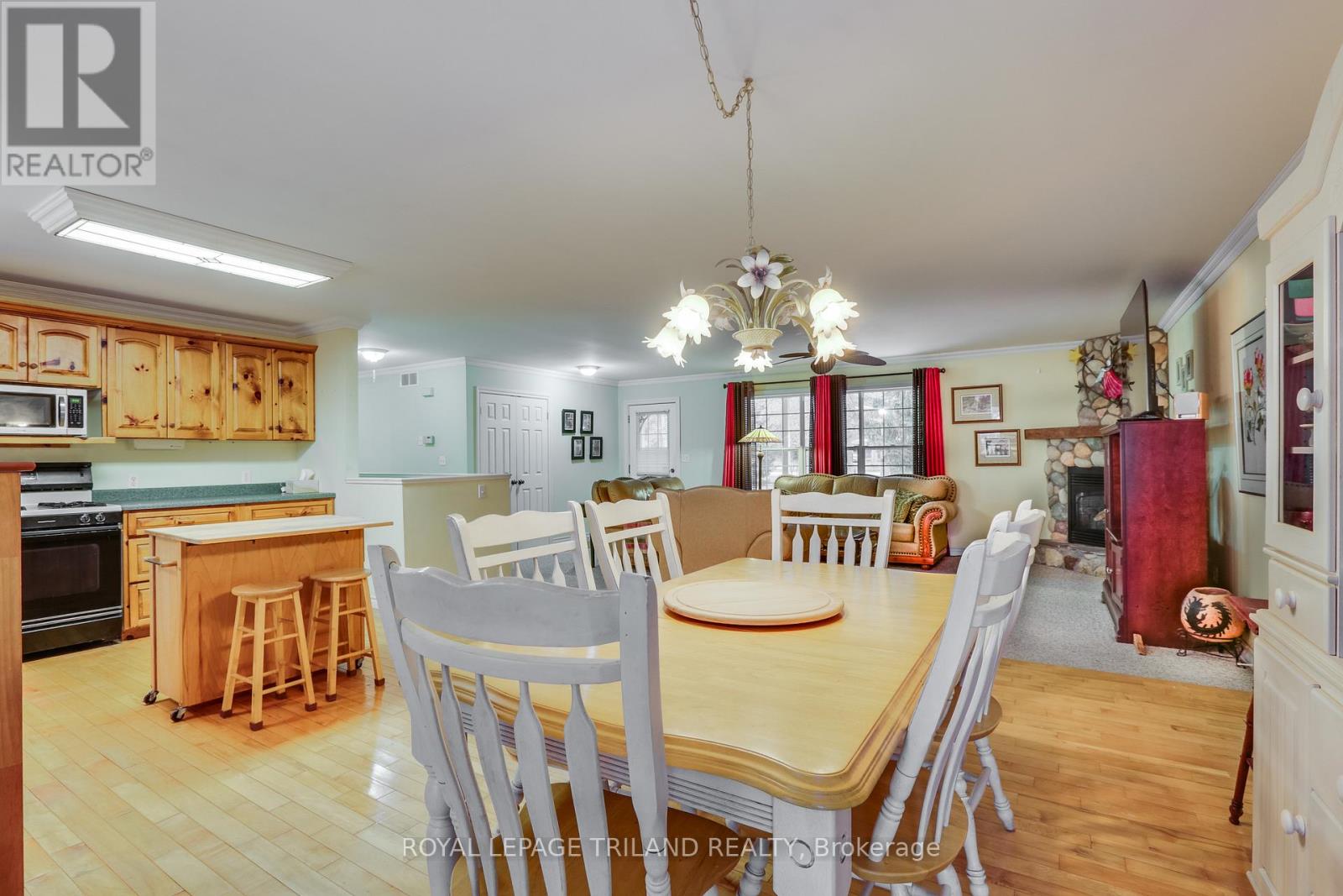 9909 Northville Crescent, Lambton Shores, Ontario N0M 2N0 - Photo 8 - X12556264