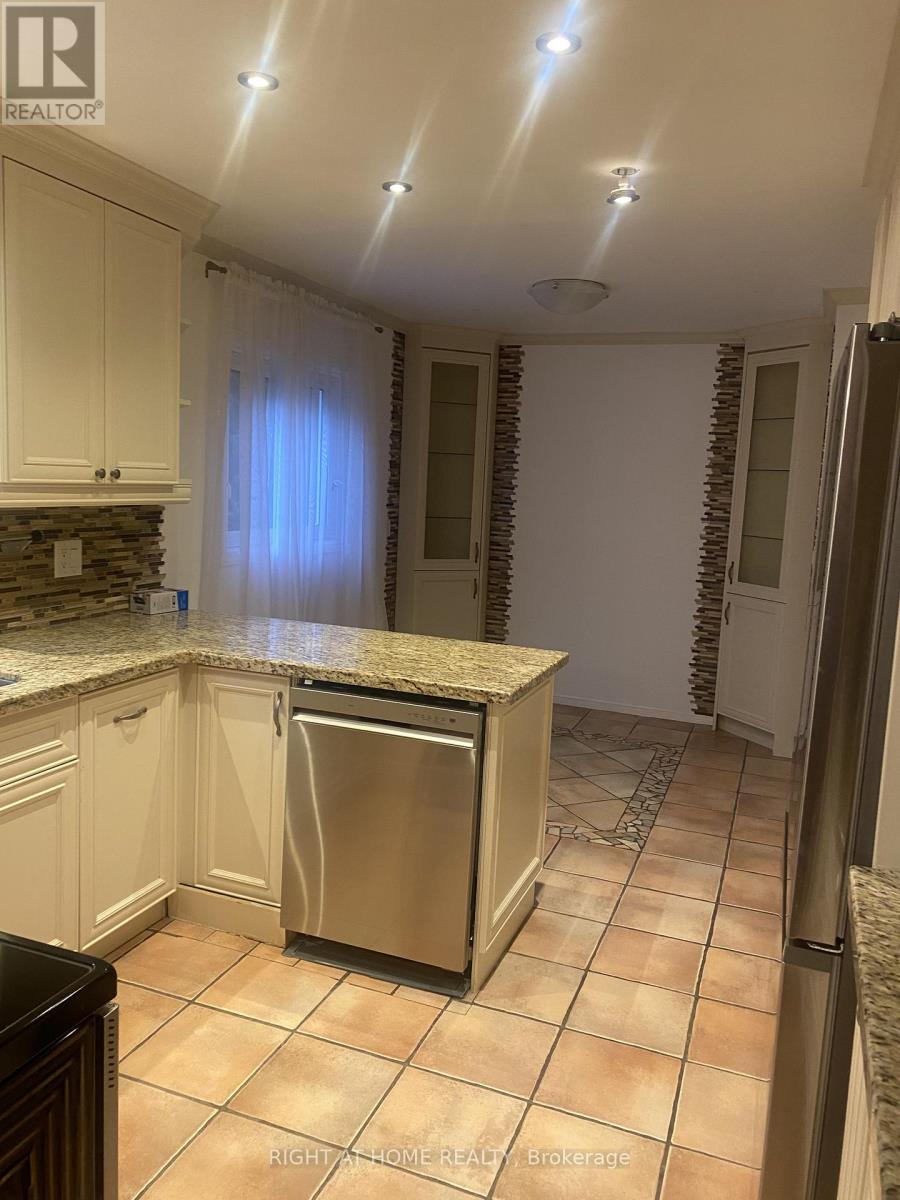 153 Stephen Street, Richmond Hill, Ontario  L4C 5P9 - Photo 6 - N12592194