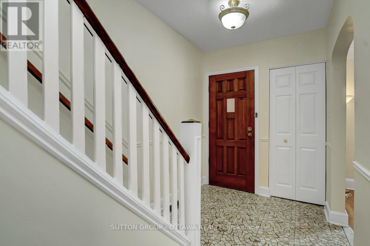 200 Breezehill Avenue N, Ottawa, Ontario K1Y 2H9 - Photo 3 - X12592434