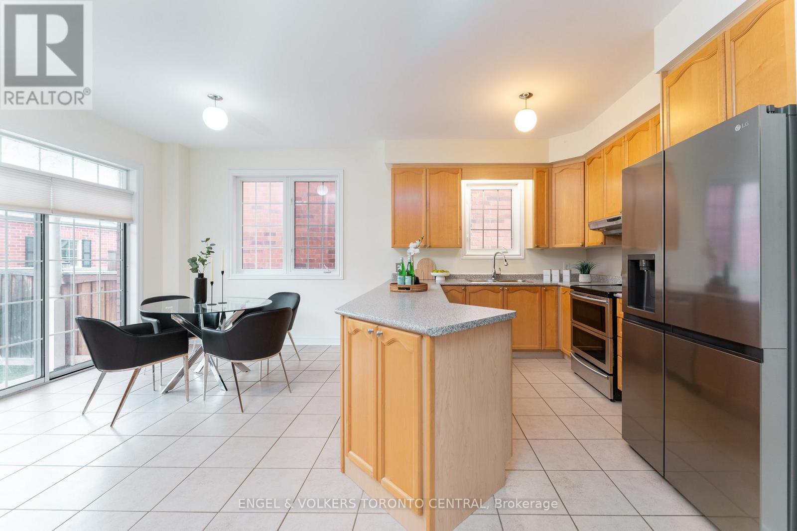 22 Donald Sim Avenue, Markham, Ontario  L6B 1B6 - Photo 11 - N12592182