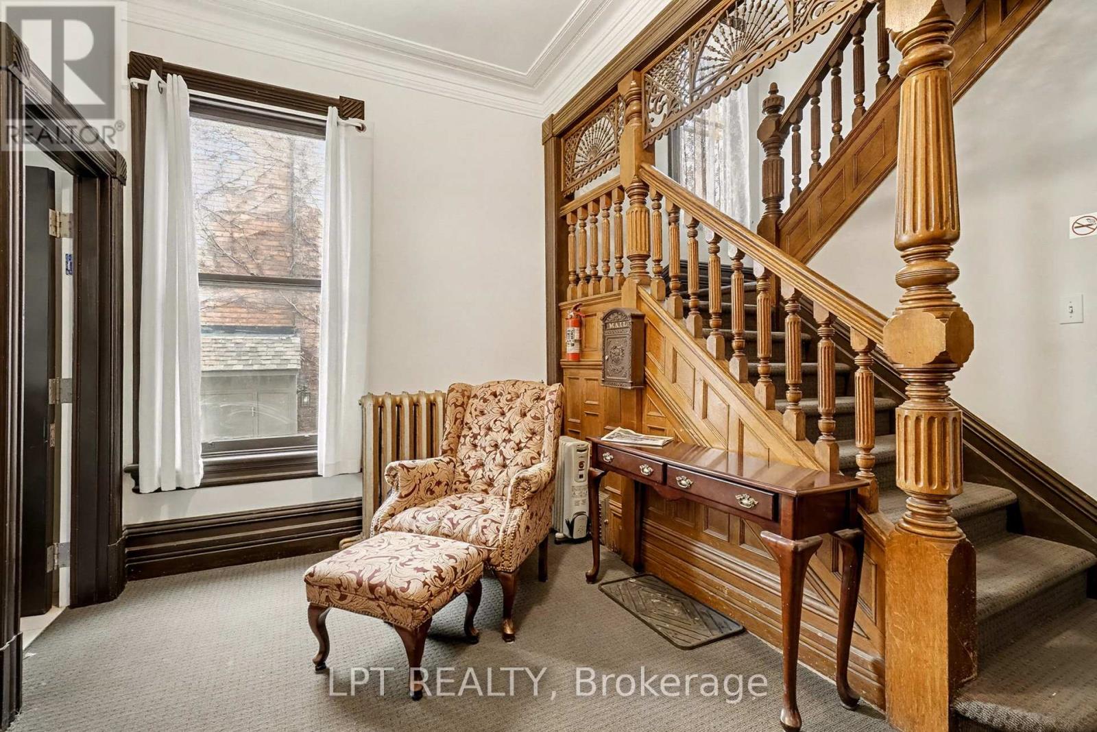 542 Maclaren Street W, Ottawa, Ontario  K1R 5K7 - Photo 4 - X12592452