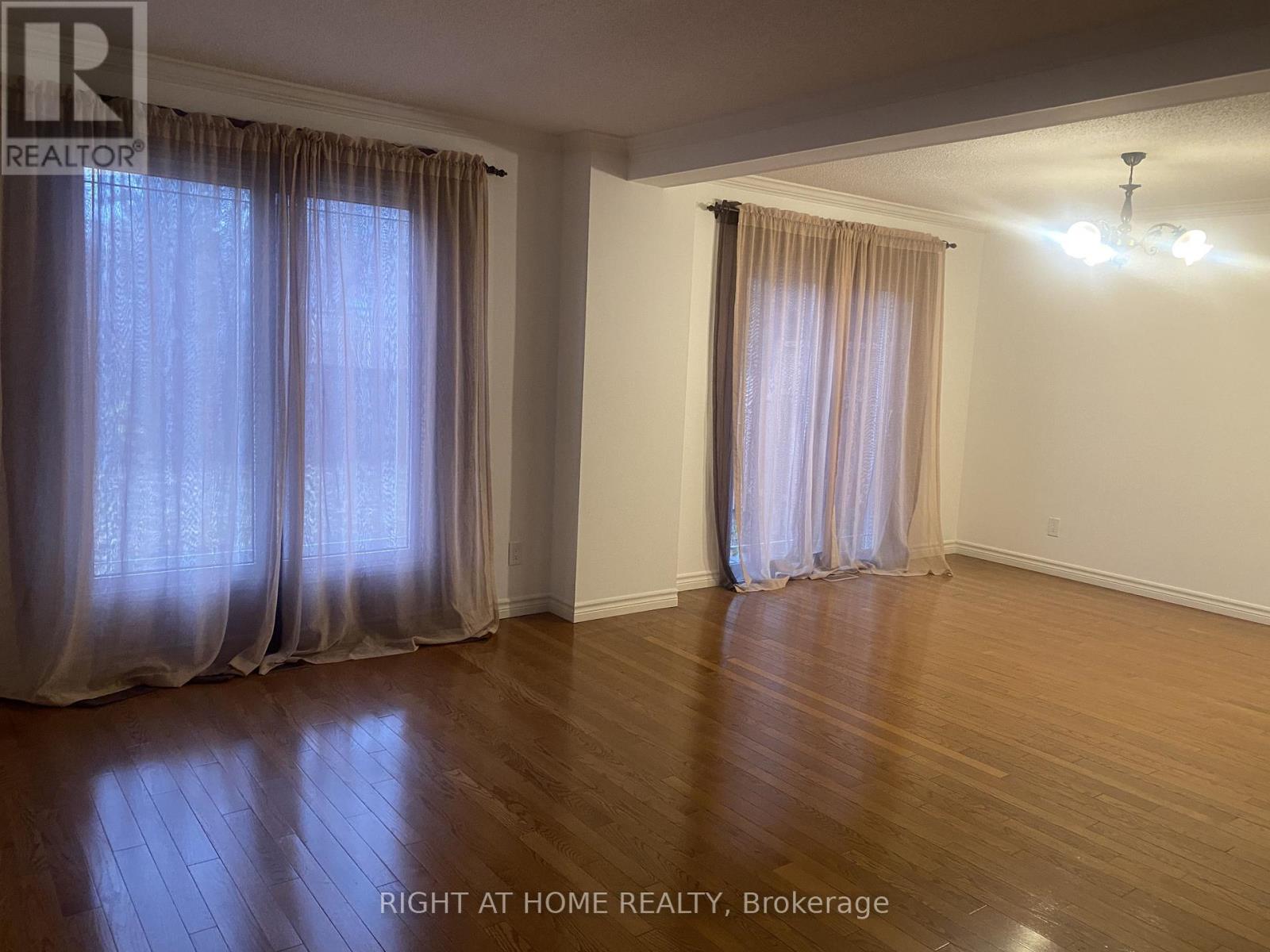 153 Stephen Street, Richmond Hill, Ontario  L4C 5P9 - Photo 4 - N12592194