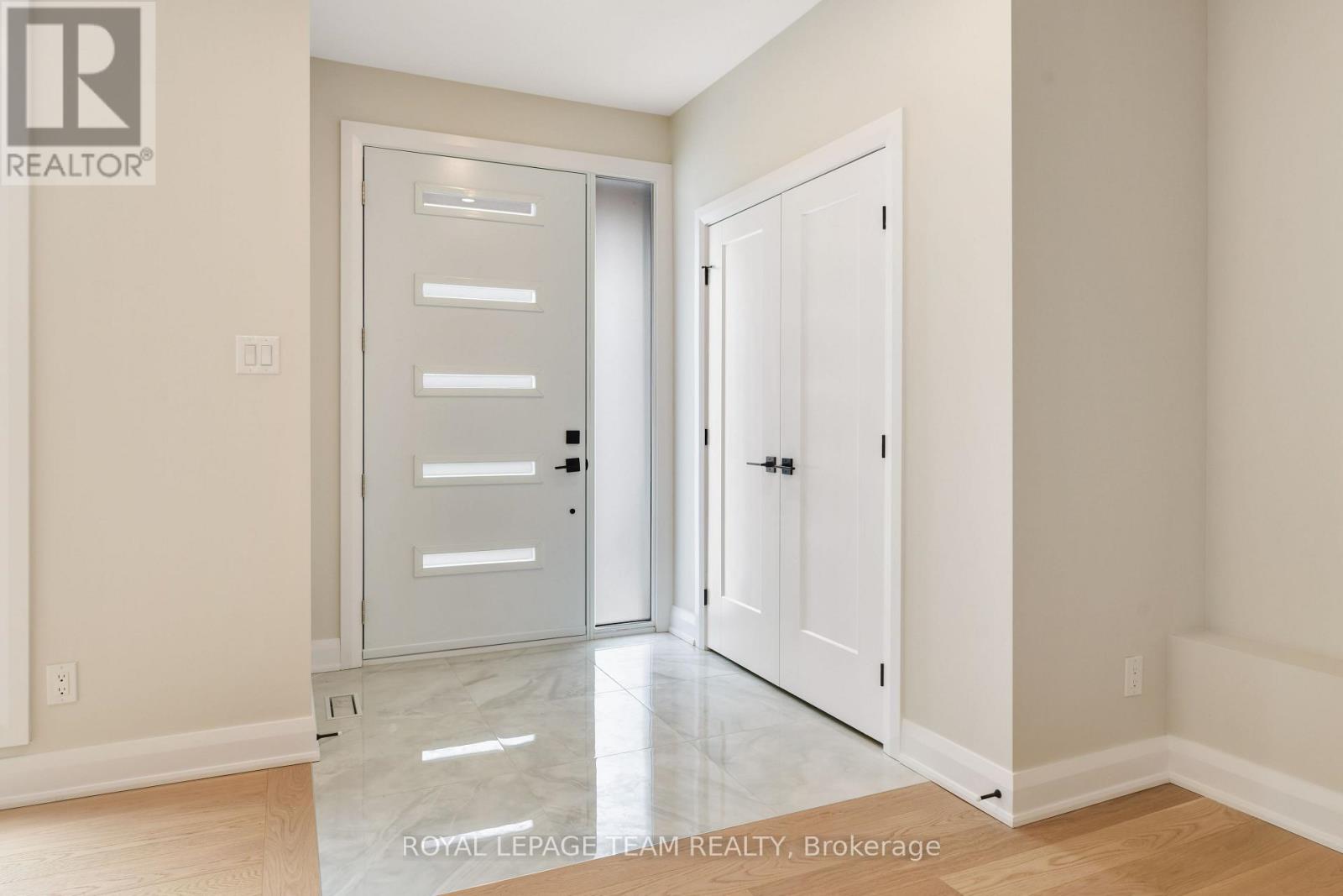 845 Melfa Crescent, Ottawa, Ontario  K2C 0P5 - Photo 2 - X12591578