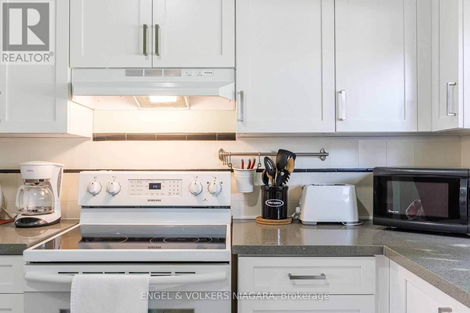 5969 Gladstone Street W, Niagara Falls, Ontario L2G 1W7 - Photo 5 - X12592600