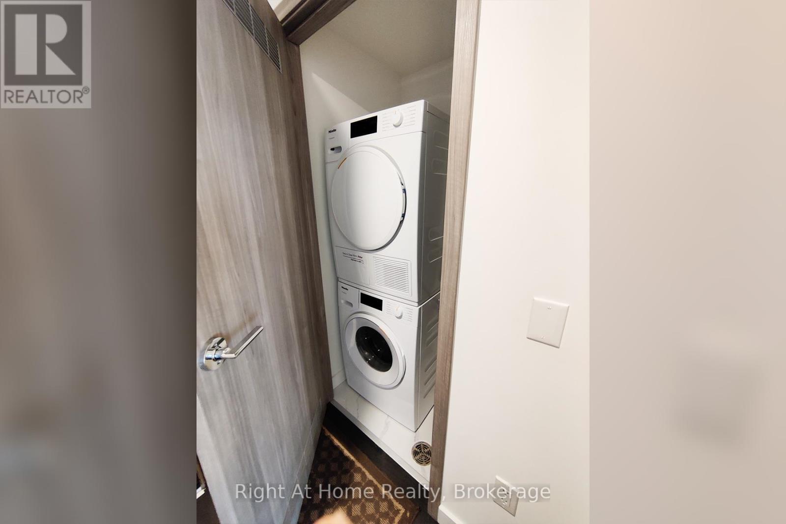 1907 - 1 Concord Cityplace Way, Toronto, Ontario M5V 0X3 - Photo 4 - C12592748