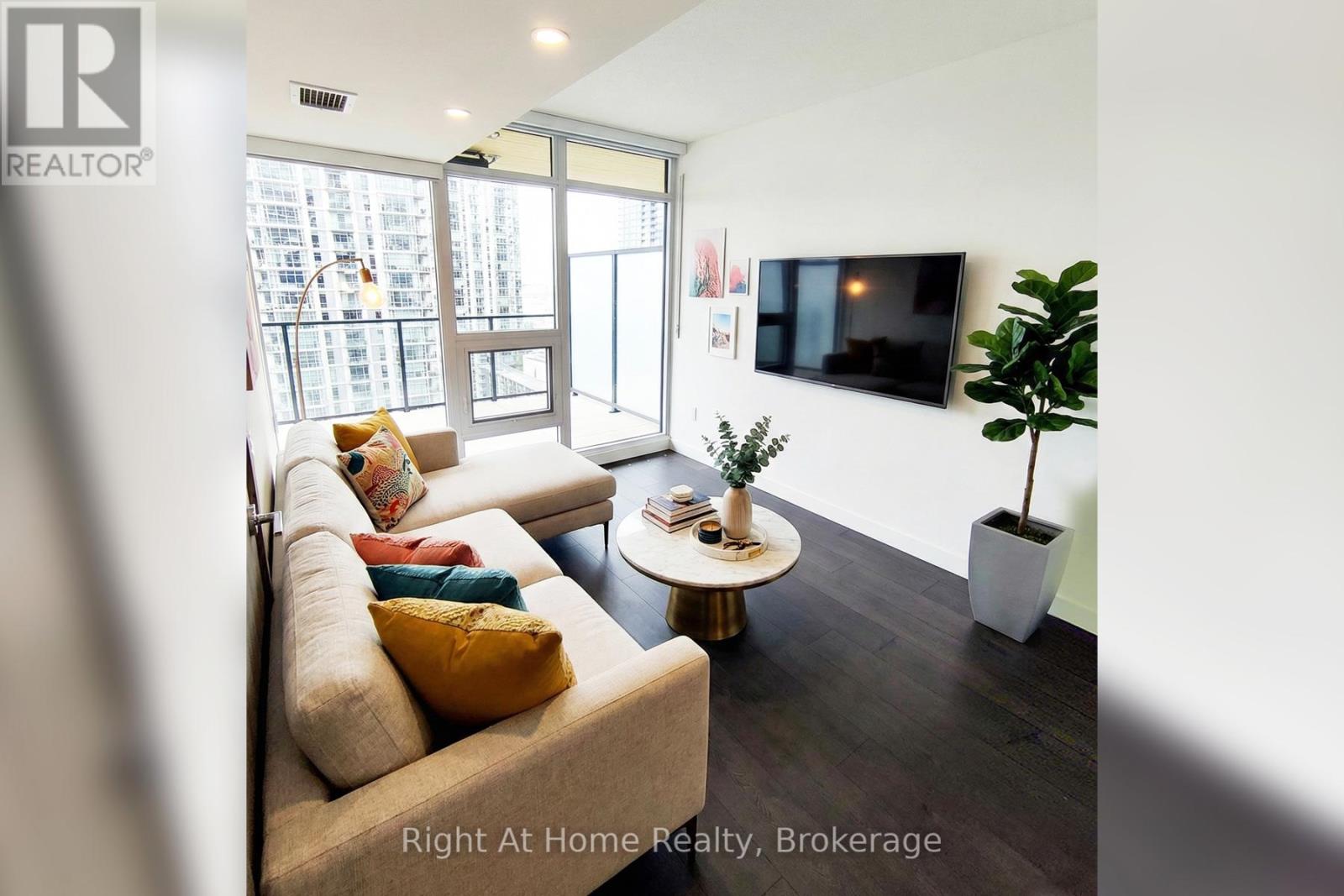 1907 - 1 Concord Cityplace Way, Toronto, Ontario M5V 0X3 - Photo 2 - C12592748