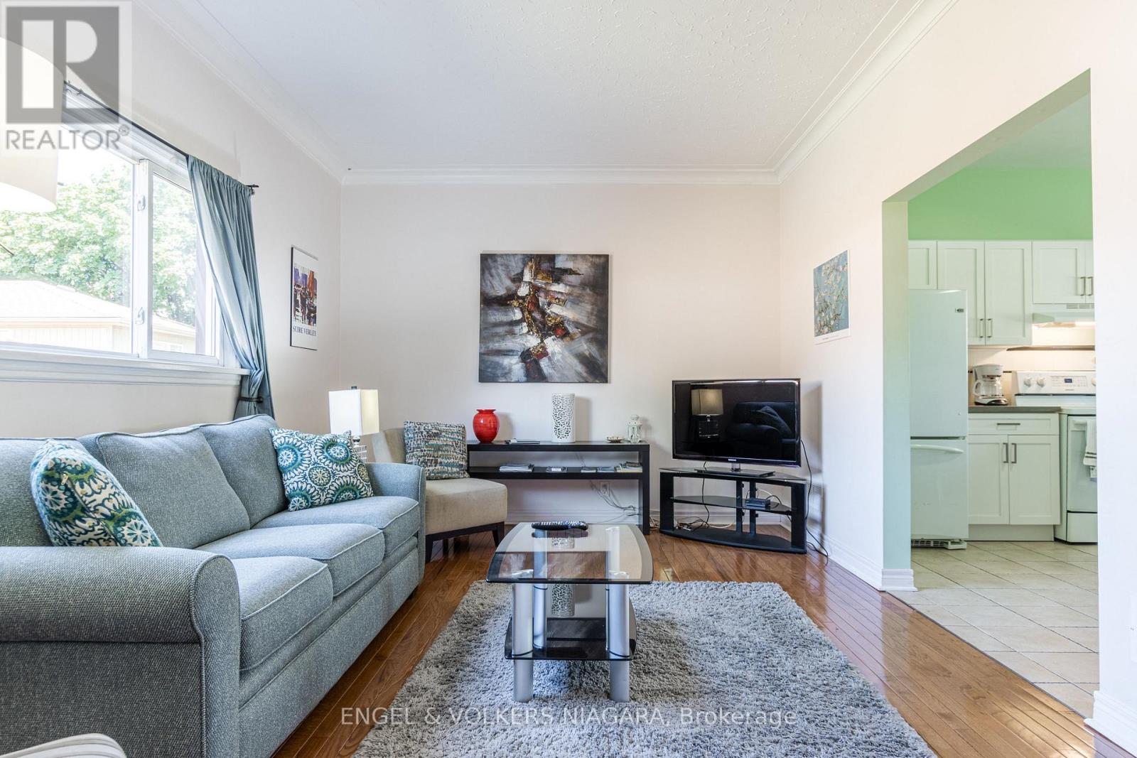 5969 Gladstone Street W, Niagara Falls, Ontario L2G 1W7 - Photo 9 - X12592600