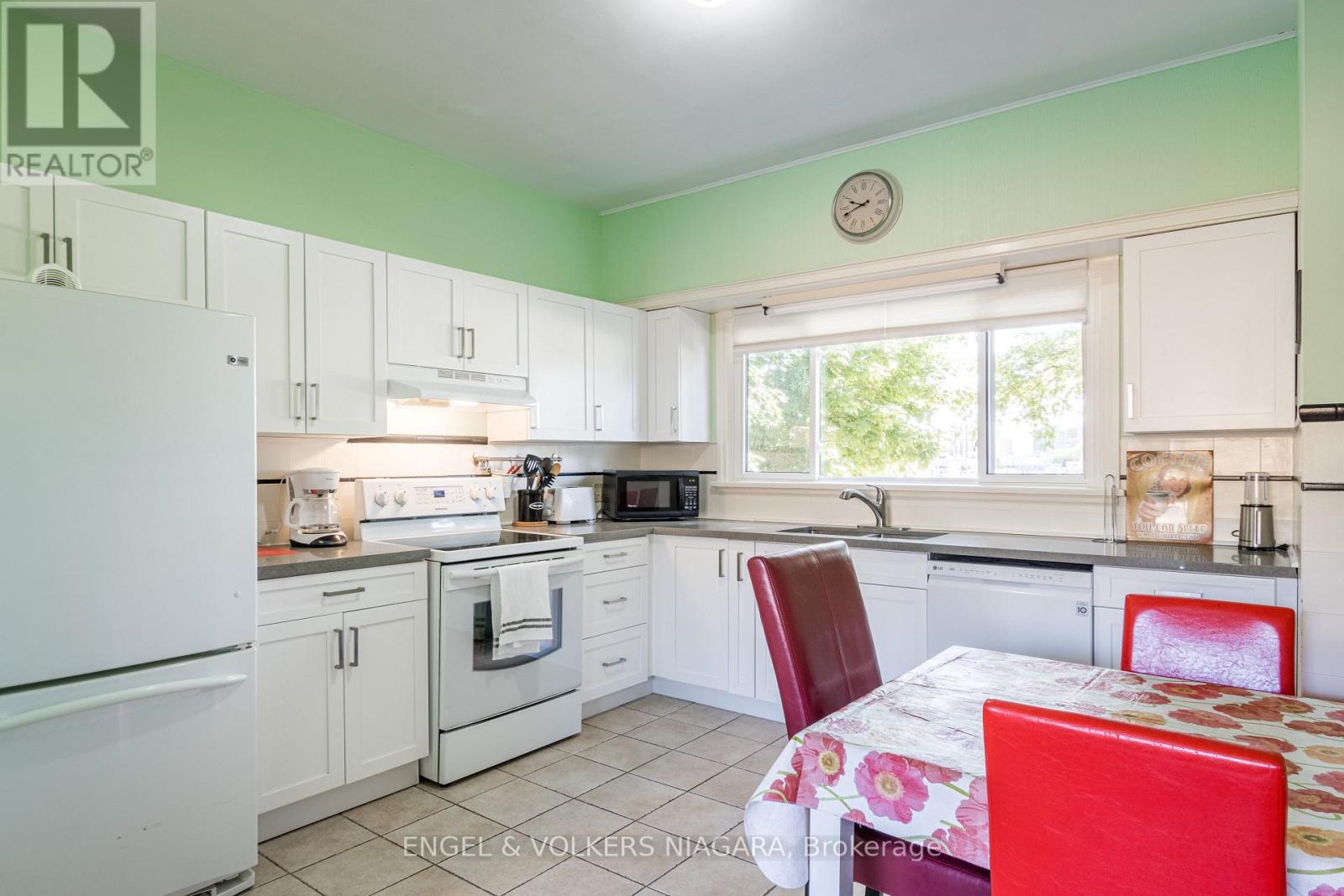 5969 Gladstone Street W, Niagara Falls, Ontario L2G 1W7 - Photo 3 - X12592600