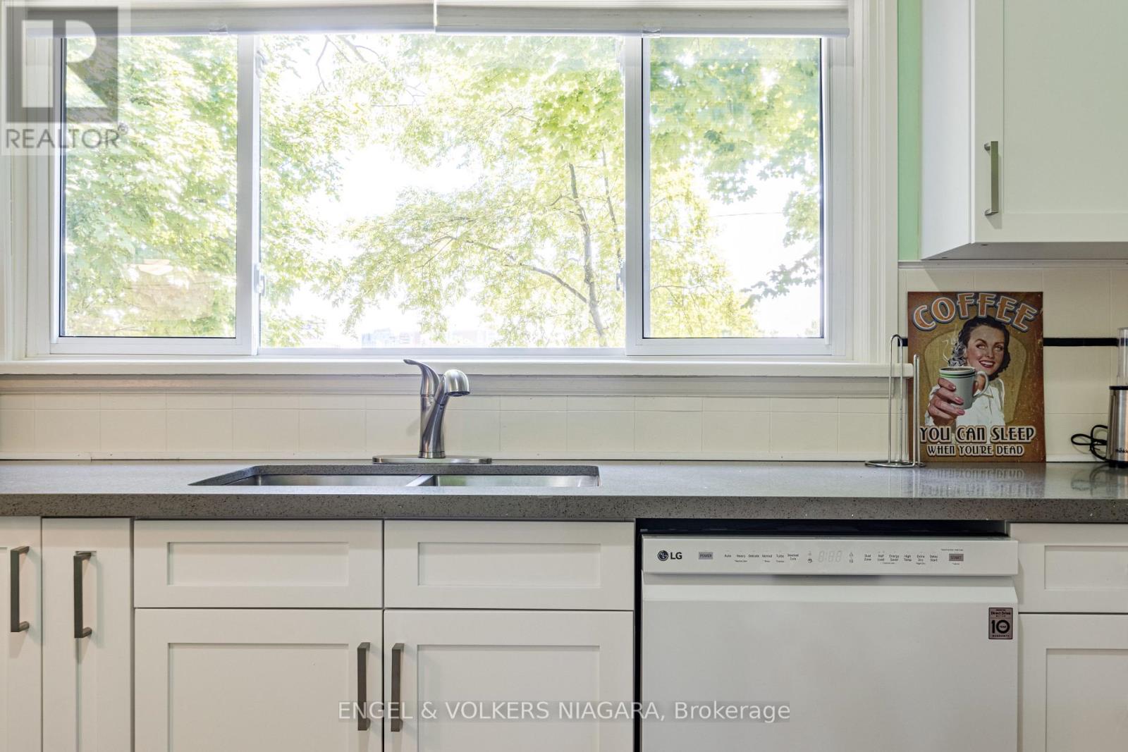 5969 Gladstone Street W, Niagara Falls, Ontario L2G 1W7 - Photo 6 - X12592600