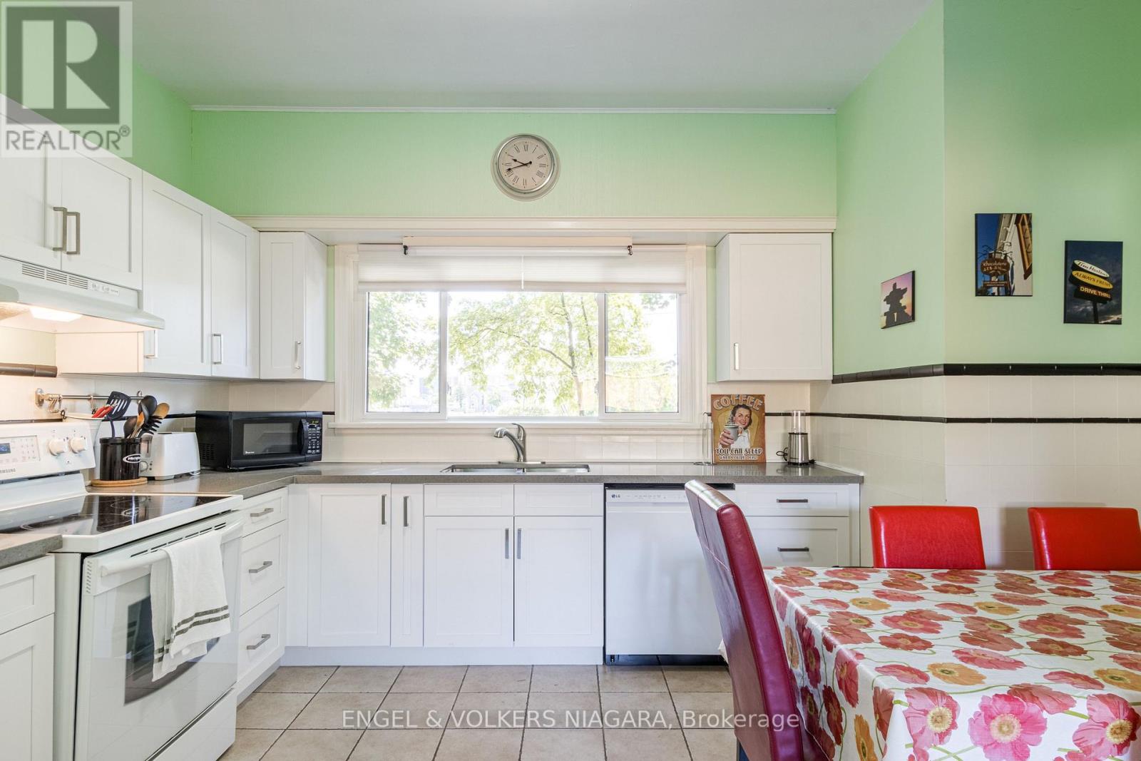 5969 Gladstone Street W, Niagara Falls, Ontario L2G 1W7 - Photo 4 - X12592600