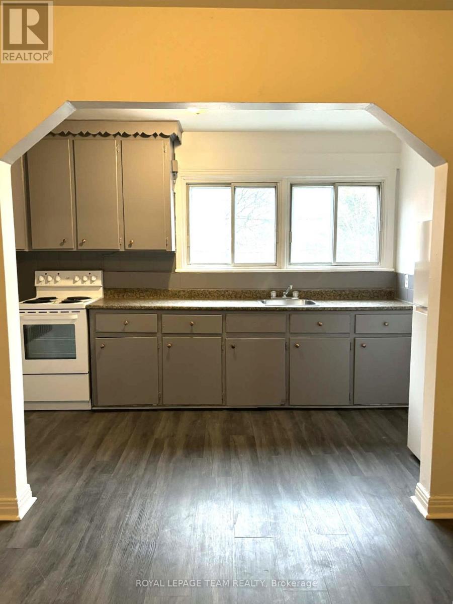 3 - 187 Bradley Avenue, Ottawa, Ontario K1L 7E1 - Photo 4 - X12592050