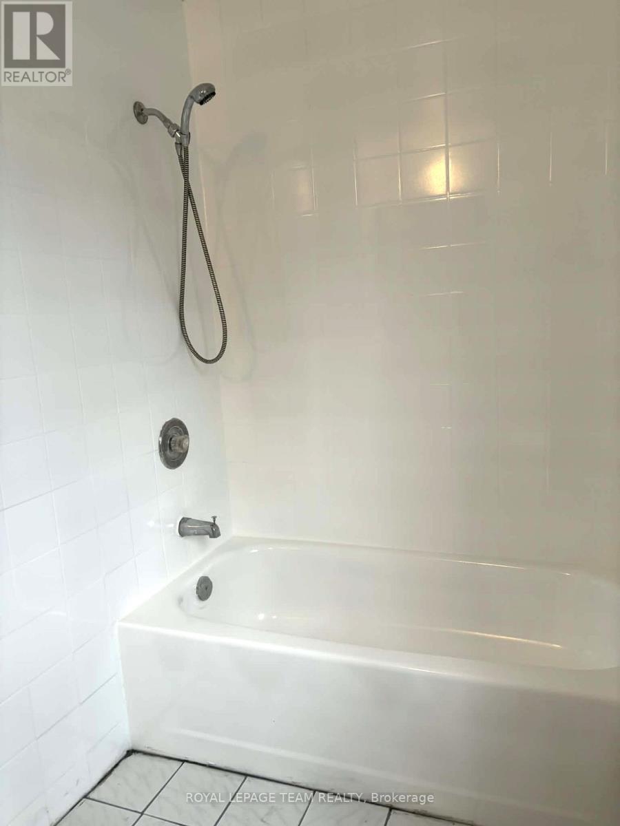 3 - 187 Bradley Avenue, Ottawa, Ontario K1L 7E1 - Photo 11 - X12592050