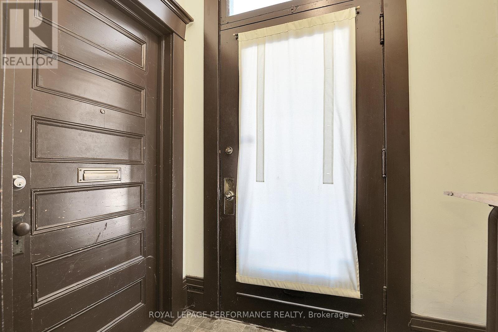 66 Delaware Avenue, Ottawa, Ontario K2P 0Z3 - Photo 2 - X12592248