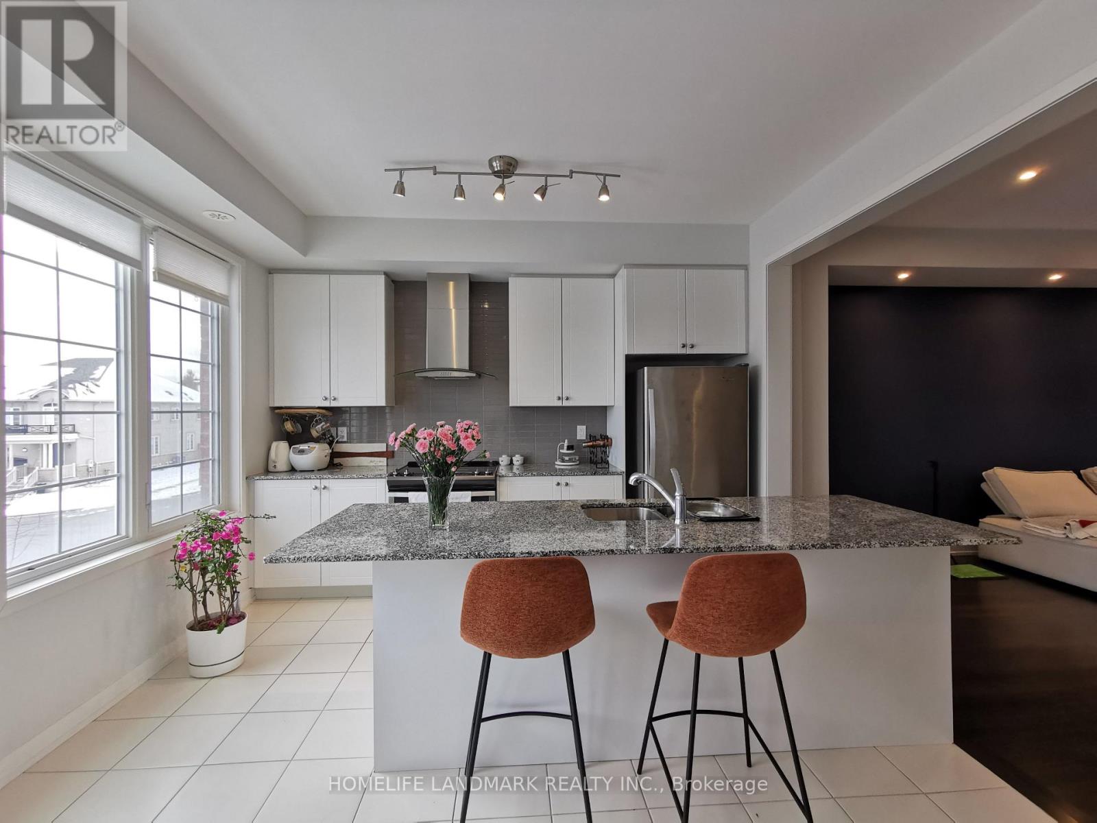 84 Lady Dolores Avenue, Vaughan, Ontario L6A 4Y4 - Photo 2 - N12592628