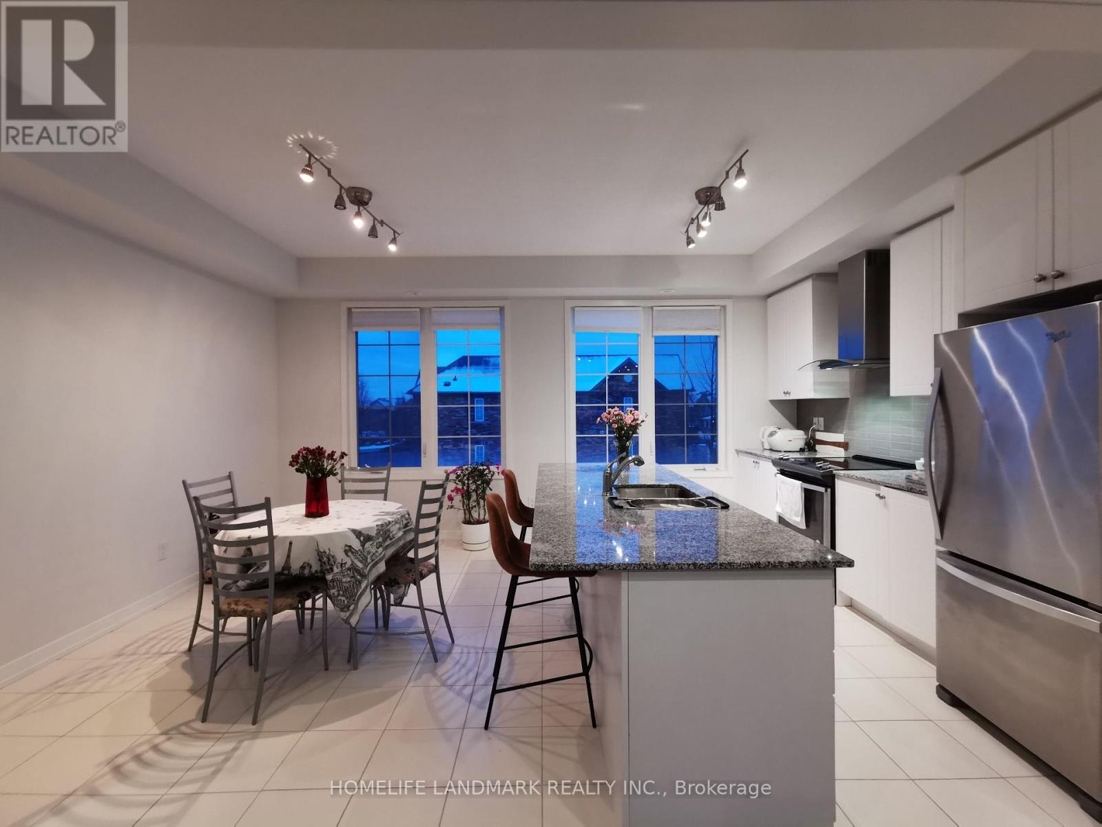 84 Lady Dolores Avenue, Vaughan, Ontario L6A 4Y4 - Photo 4 - N12592628