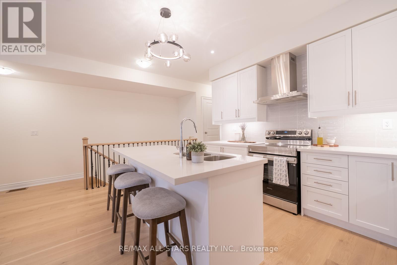 12 GRIFFITH STREET, Aurora, Ontario