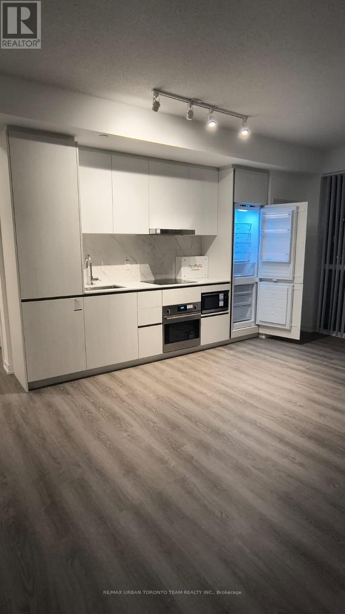 3202 - 8 Interchange Way, Vaughan, Ontario L4K 5Z7 - Photo 3 - N12592768