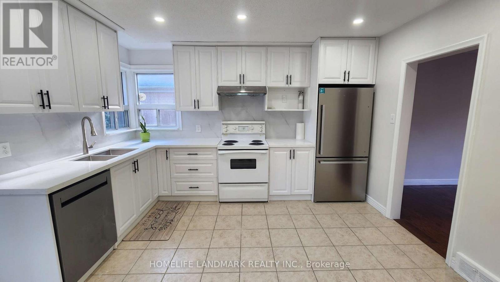 42 Cartier Crescent, Richmond Hill, Ontario  L4C 2N2 - Photo 5 - N12592746