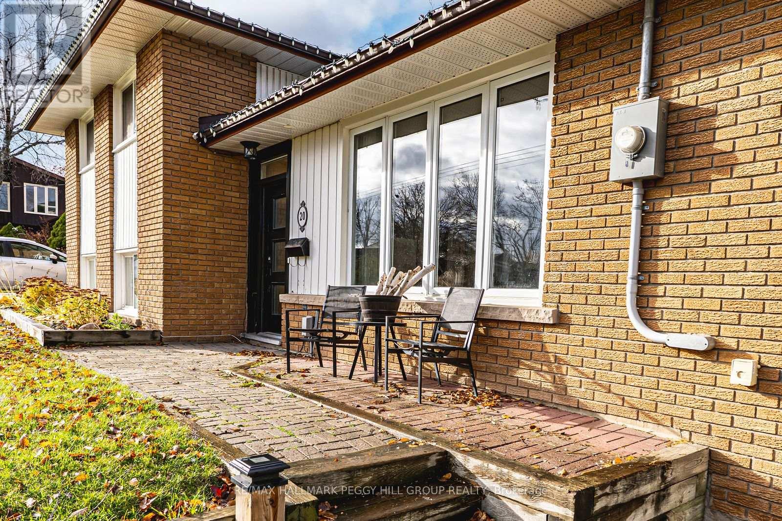 Upper - 20 Ottaway Avenue, Barrie, Ontario L4M 2W7 - Photo 3 - S12468570