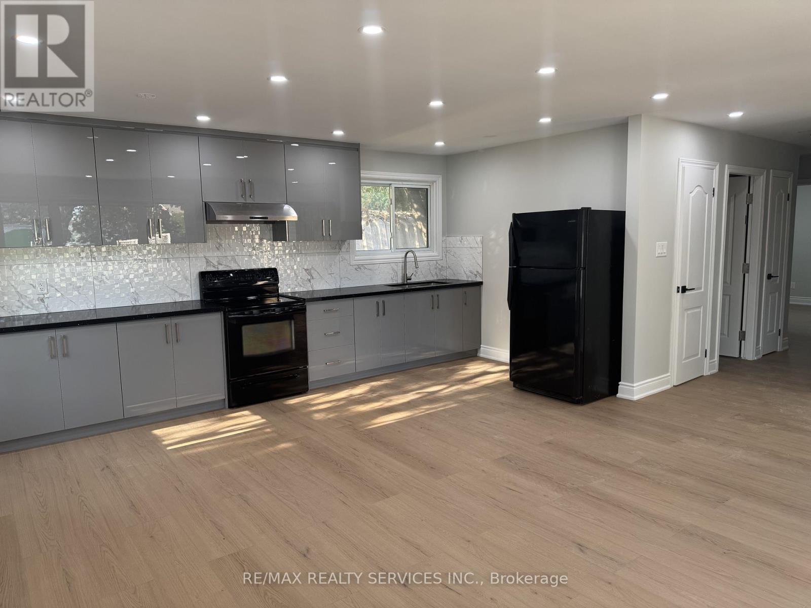 41 Maclaren Avenue, Barrie, Ontario  L4N 3Y1 - Photo 3 - S12591558