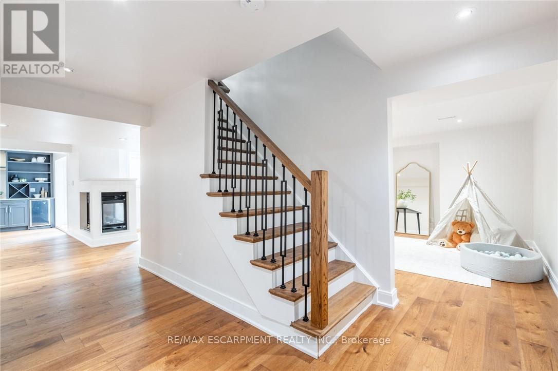 6618 Carriage Trail, Burlington, Ontario  L7P 0J6 - Photo 25 - W12433390