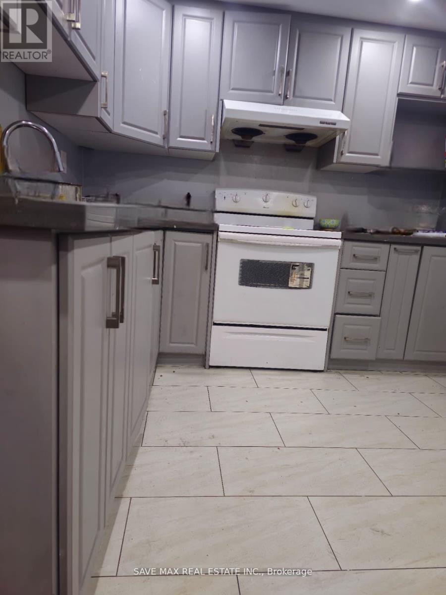 17 Tregate Crescent, Brampton, Ontario L7A 2P3 - Photo 5 - W12505932