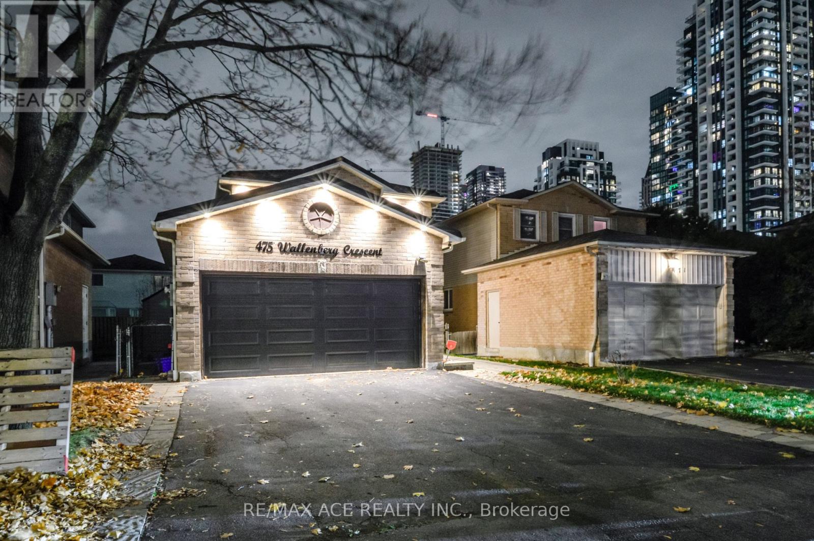 475 Wallenberg Crescent, Mississauga, Ontario  L5B 3M2 - Photo 2 - W12578376