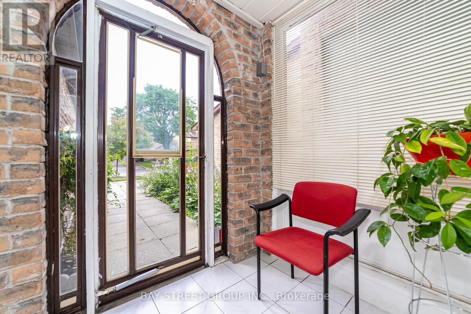 61 Mabley Crescent, Vaughan, Ontario L4J 2Z7 - Photo 2 - N12592586