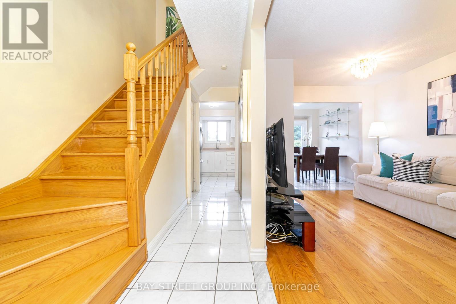 61 Mabley Crescent, Vaughan, Ontario L4J 2Z7 - Photo 4 - N12592586