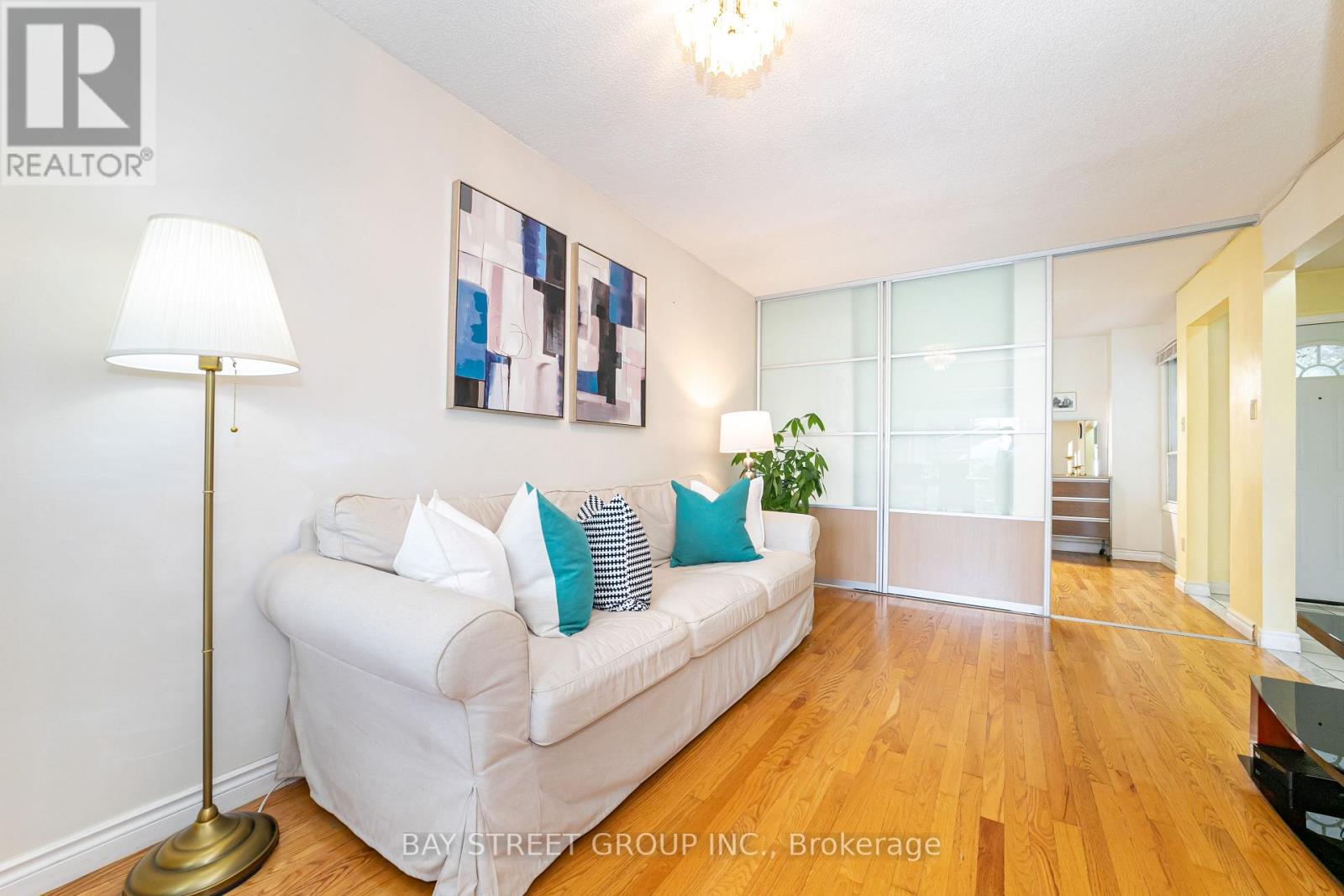 61 Mabley Crescent, Vaughan, Ontario L4J 2Z7 - Photo 9 - N12592586