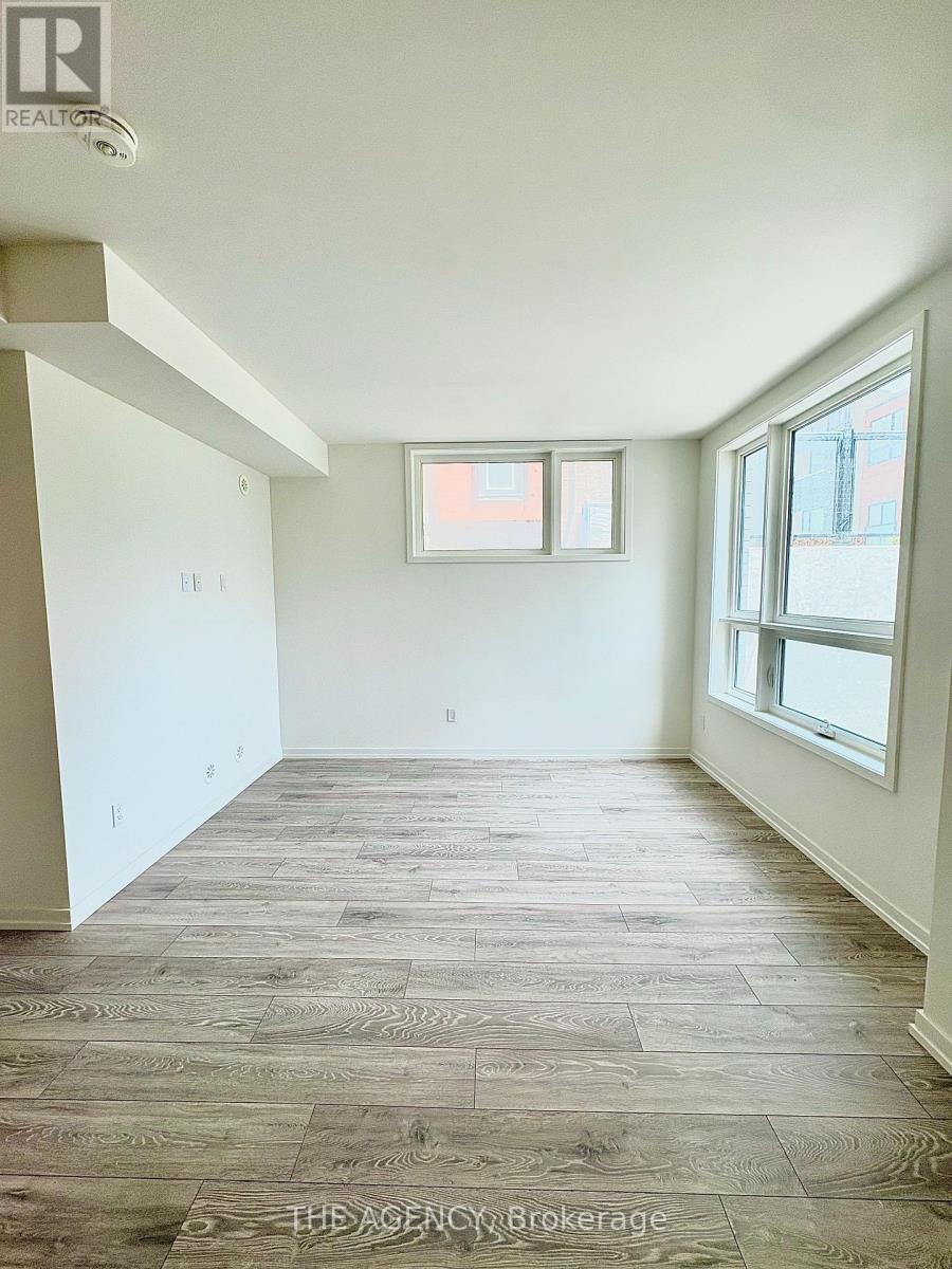 15 - 14 Lytham Green Circle, Newmarket, Ontario L3Y 0H3 - Photo 2 - N12592554