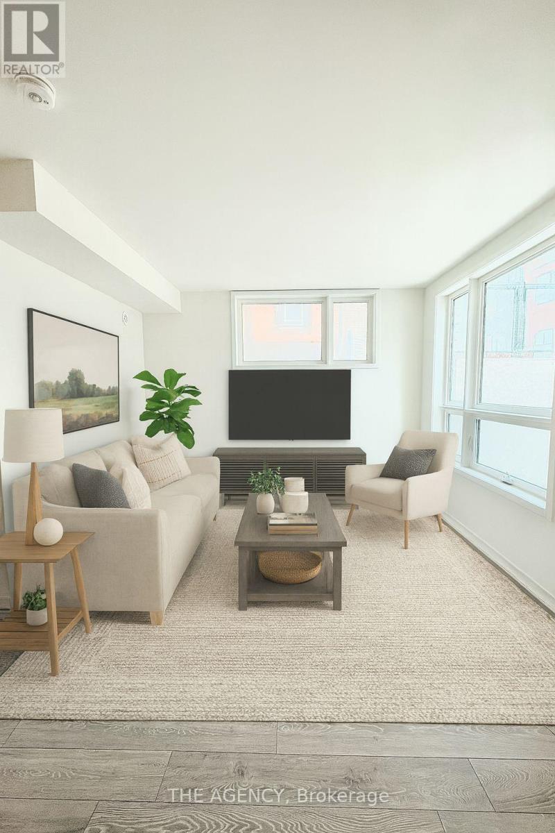 15 - 14 LYTHAM GREEN CIRCLE, Newmarket, Ontario