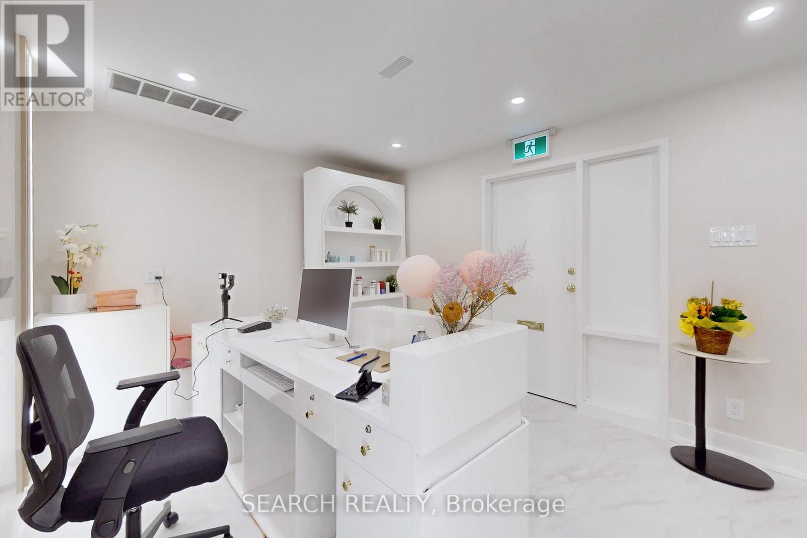 42 Village Centre, Mississauga (City Centre), Ontario  L4Z 1V9 - Photo 2 - W12588440