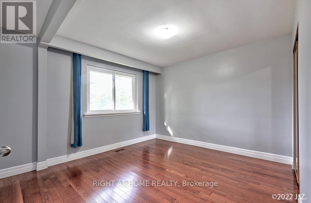 Upper - 320 Rathburn Road, Toronto, Ontario  M9B 2L8 - Photo 11 - W12591076