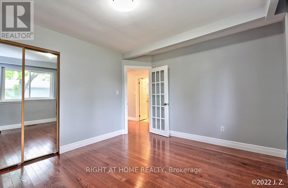 Upper - 320 Rathburn Road, Toronto, Ontario  M9B 2L8 - Photo 12 - W12591076