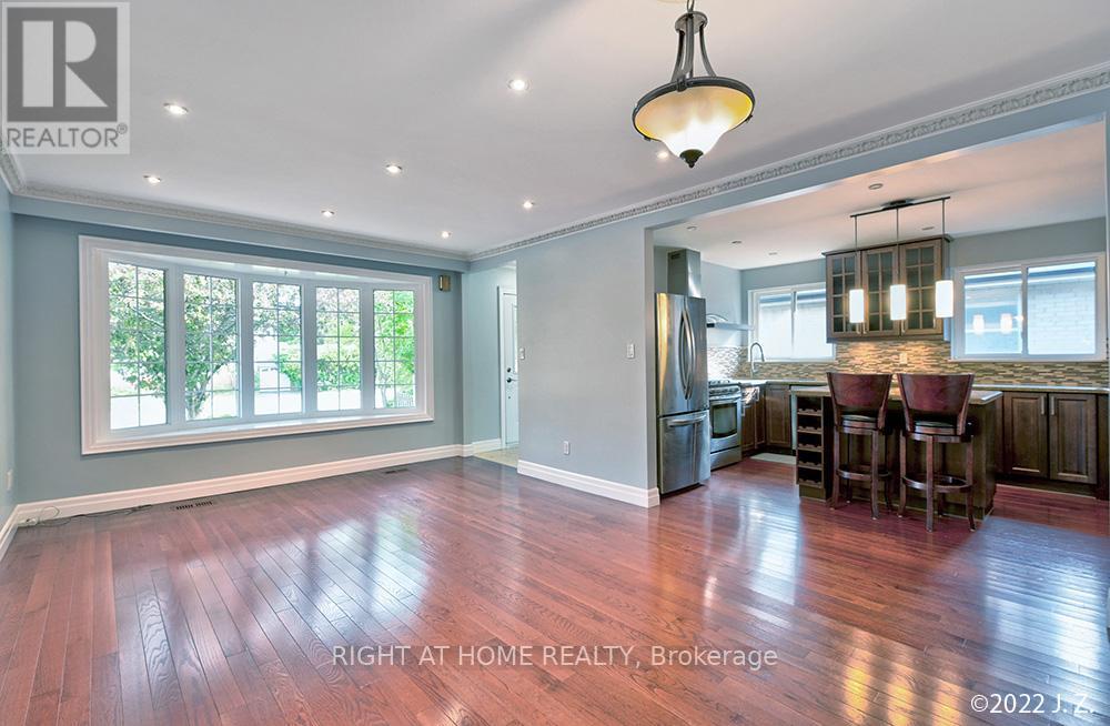 Upper - 320 Rathburn Road, Toronto, Ontario  M9B 2L8 - Photo 6 - W12591076