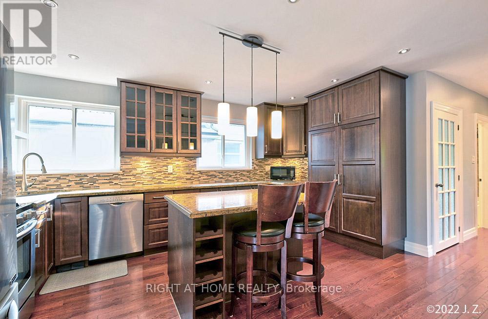 Upper - 320 Rathburn Road, Toronto, Ontario  M9B 2L8 - Photo 8 - W12591076