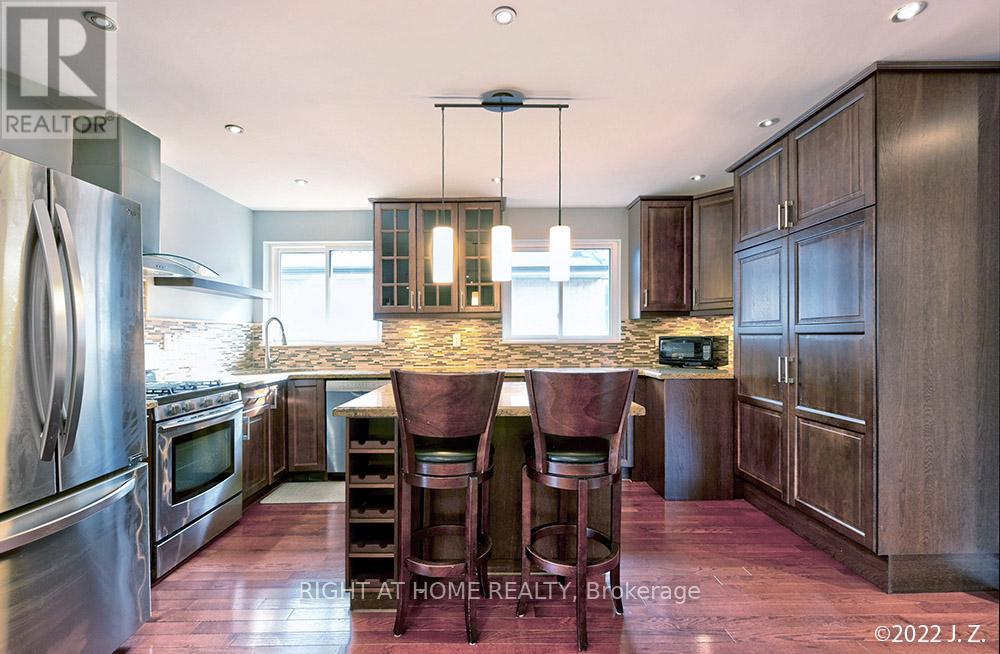 Upper - 320 Rathburn Road, Toronto, Ontario  M9B 2L8 - Photo 9 - W12591076