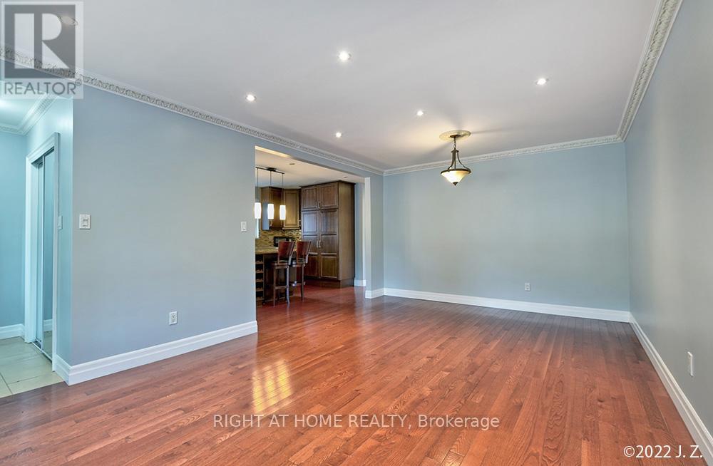Upper - 320 Rathburn Road, Toronto, Ontario  M9B 2L8 - Photo 5 - W12591076