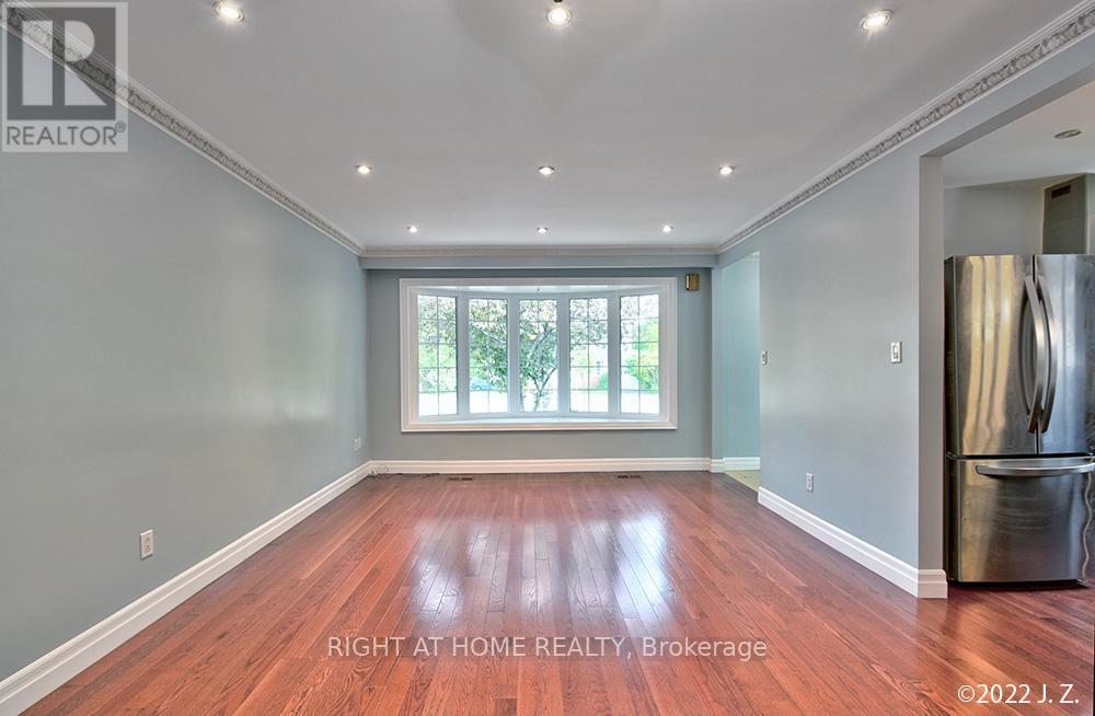 Upper - 320 Rathburn Road, Toronto, Ontario  M9B 2L8 - Photo 7 - W12591076