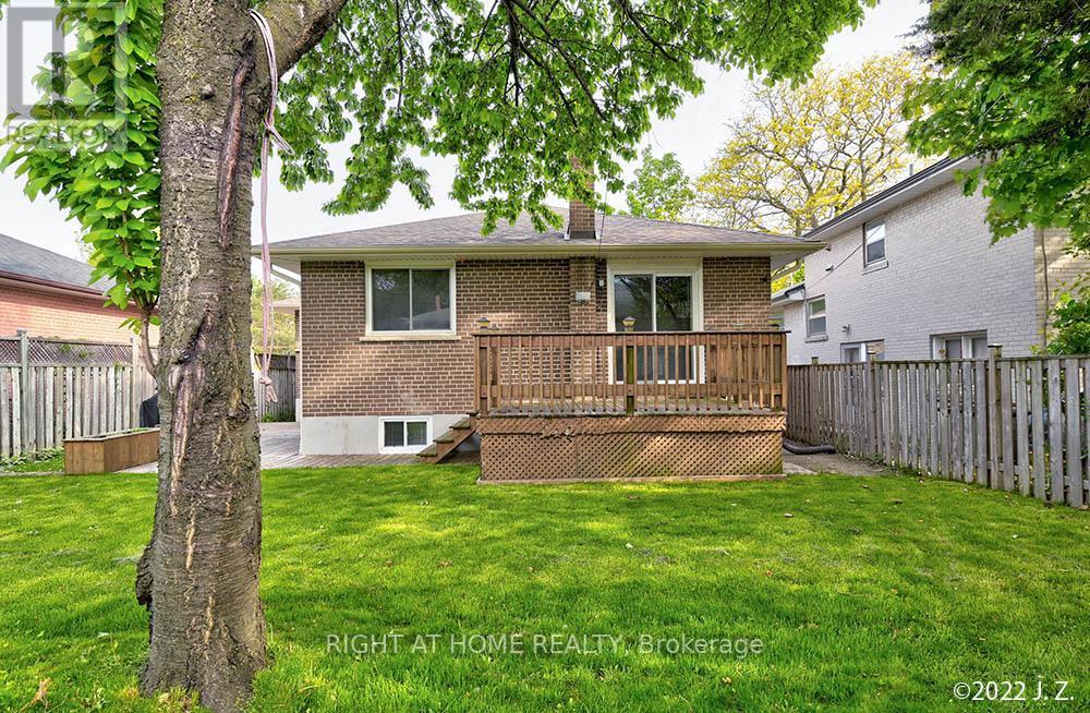 Upper - 320 Rathburn Road, Toronto, Ontario  M9B 2L8 - Photo 17 - W12591076