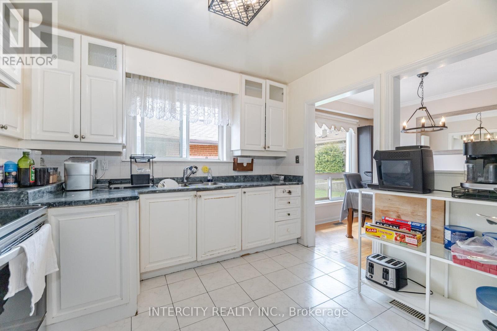 31 Munhall Road, Toronto, Ontario  M6P 1R2 - Photo 17 - W12591586