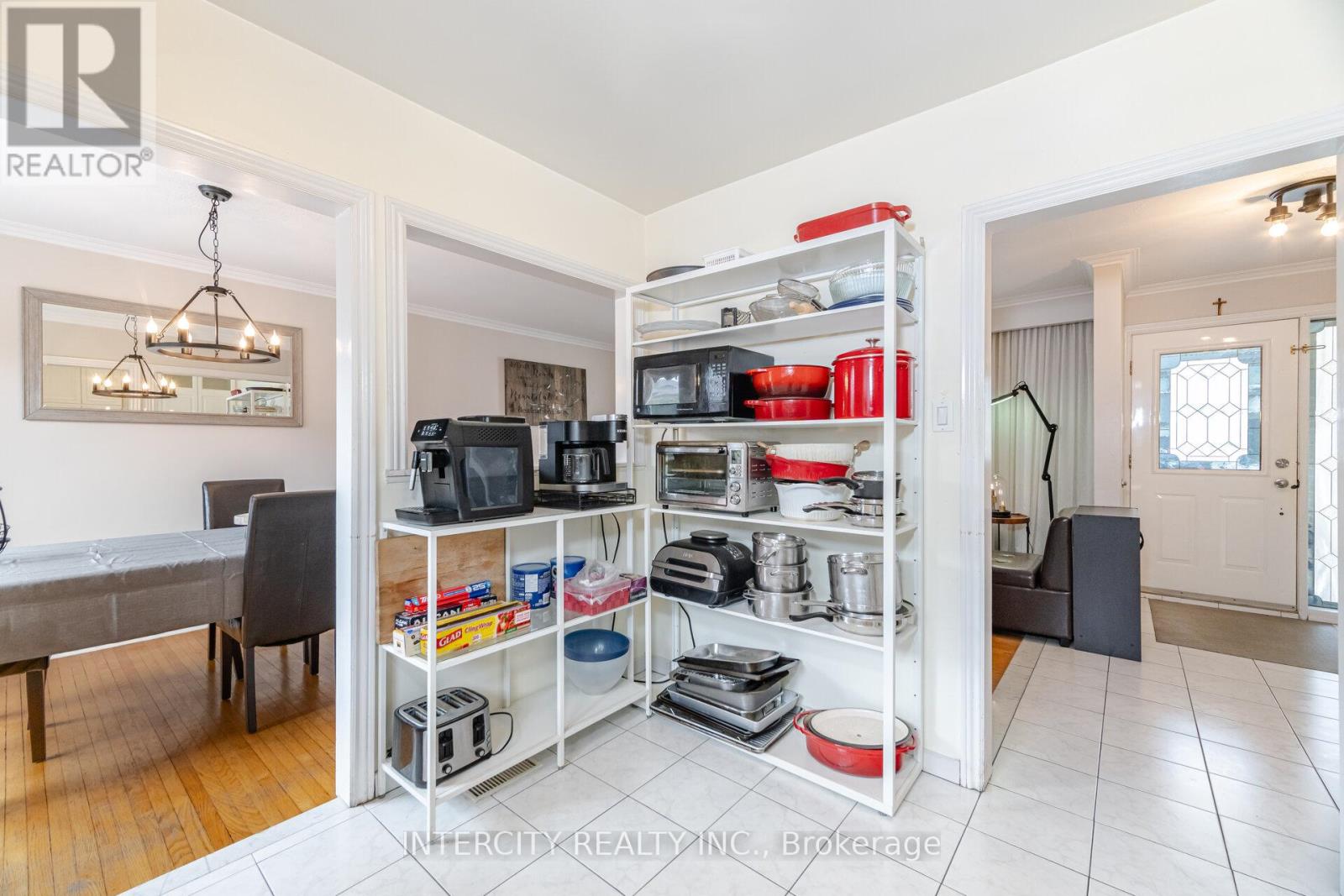 31 Munhall Road, Toronto, Ontario  M6P 1R2 - Photo 21 - W12591586