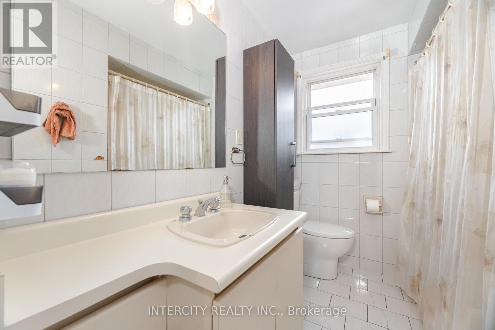 31 Munhall Road, Toronto, Ontario  M6P 1R2 - Photo 22 - W12591586